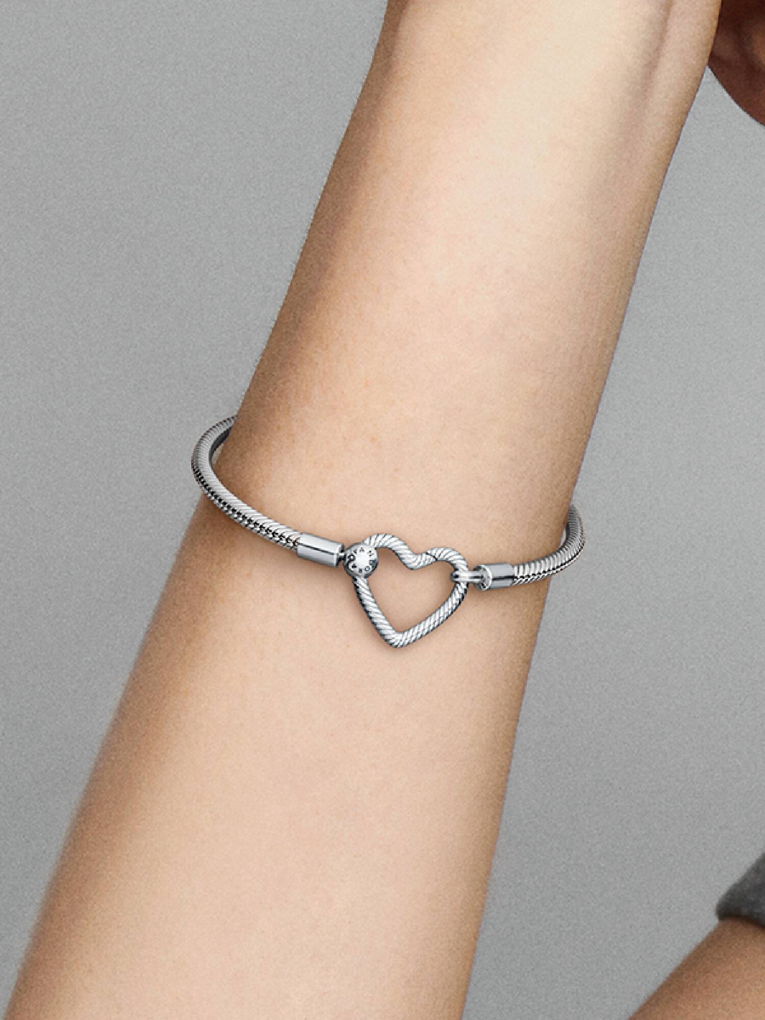 Brazalete cadena de serpiente con cierre de corazón