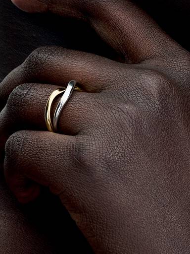 Anillo de Bandas Entrelazadas en Dos Tonos