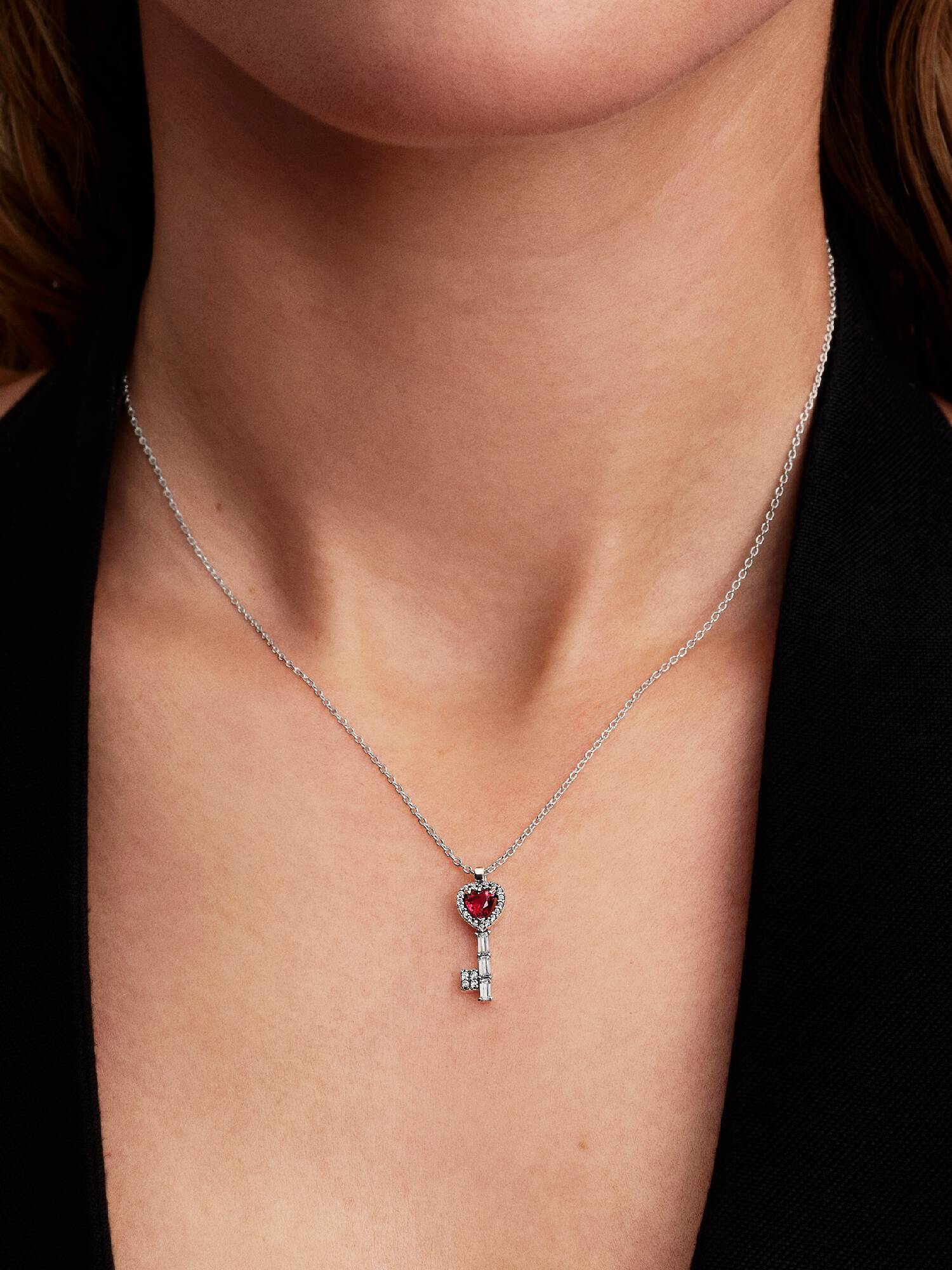 Collar collier con llave con corazón elevado