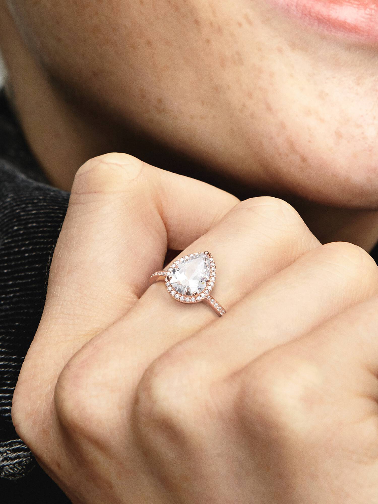 Anillo con halo brillante en forma de gota