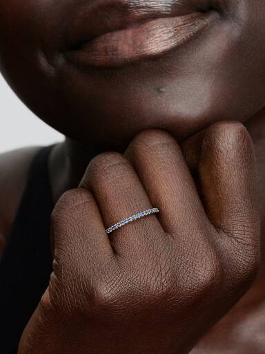 Anillo Eternidad media banda azul resplandeciente