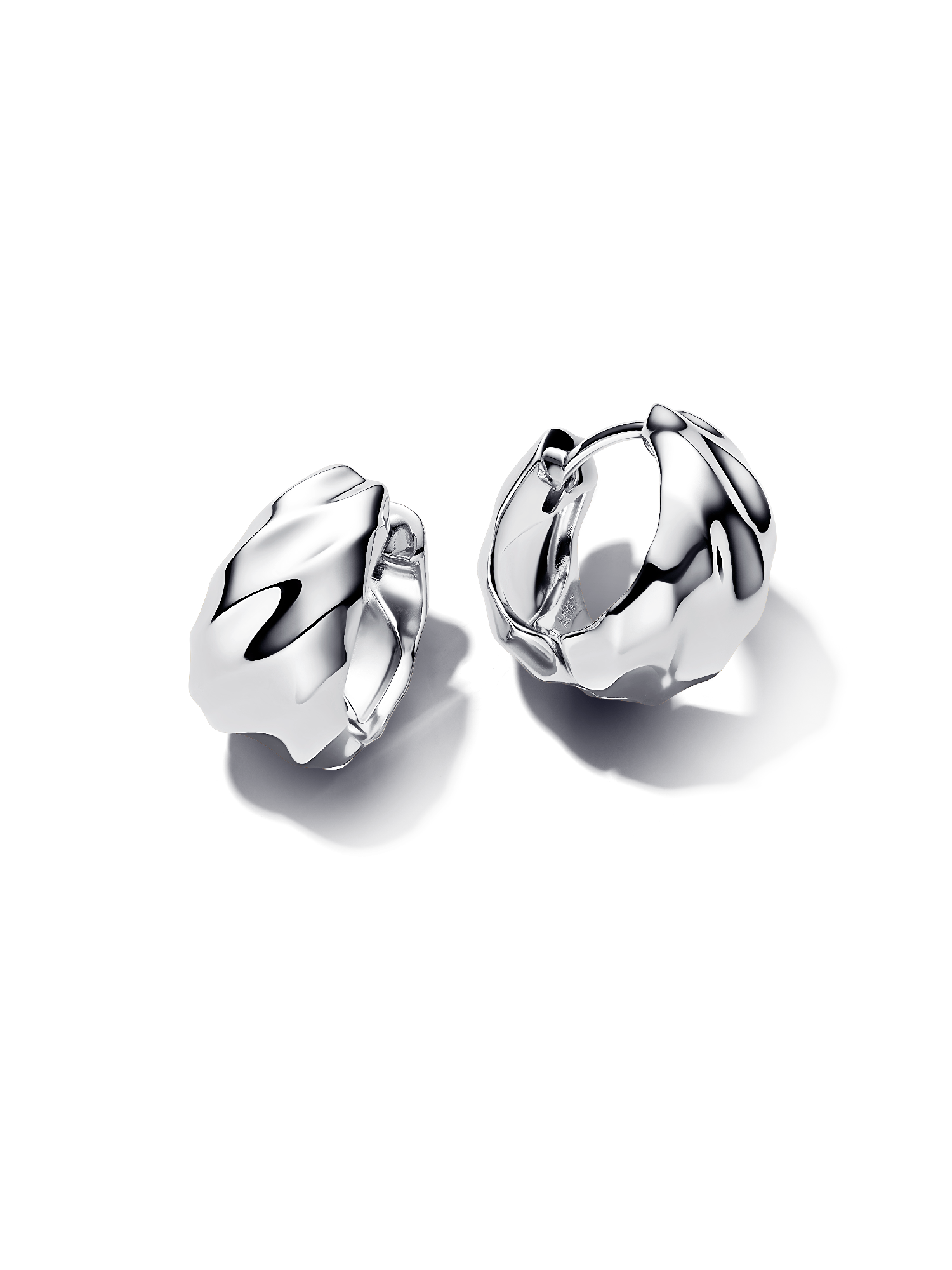Aretes de aro ondulados pequeños