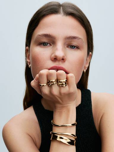 Brazalete rígido abierto ancho con forma orgánica