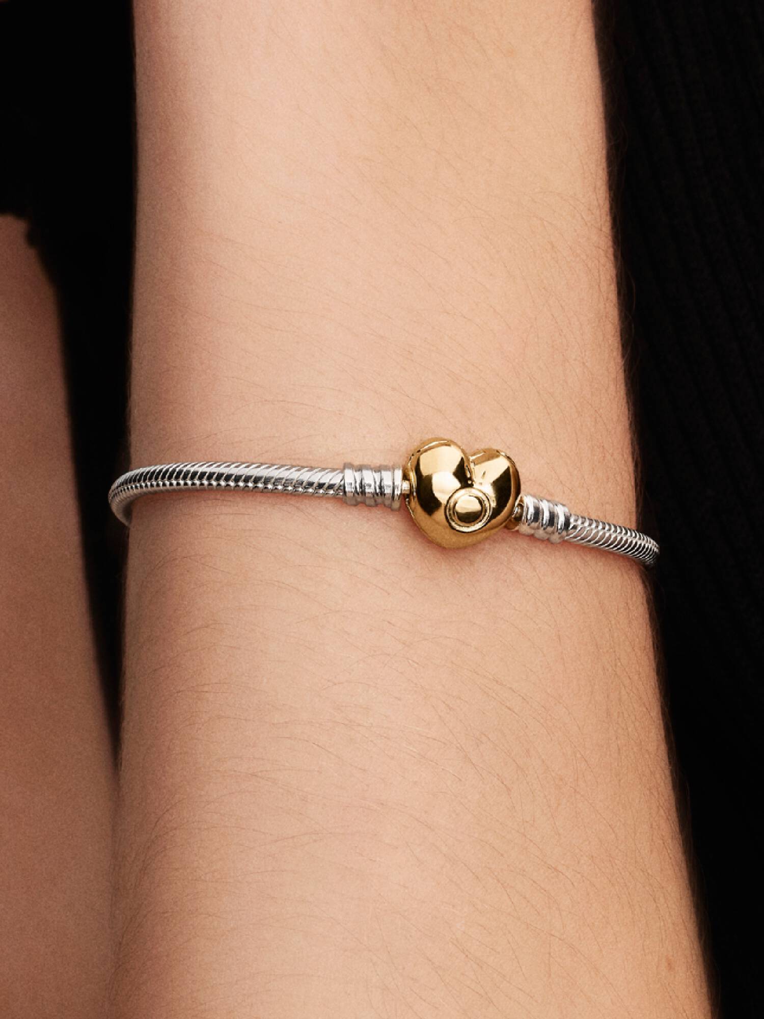 Brazalete cadena de serpiente con broche de corazón