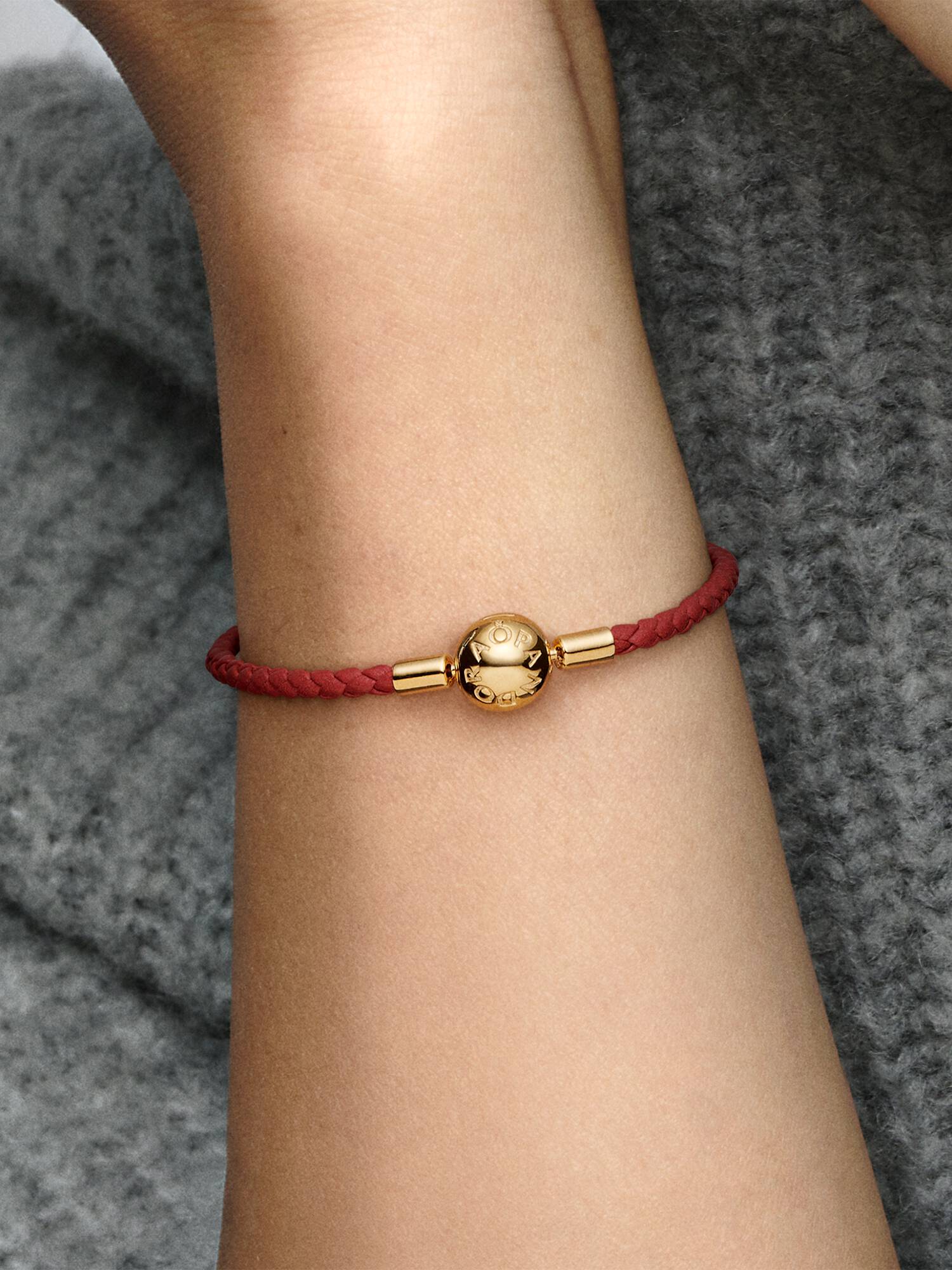 Brazalete De Piel Trenzada Roja Moments De Pandora Recubrimiento en Oro de 14k