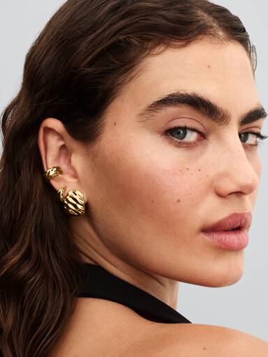 Aretes de aro anchos ondulados