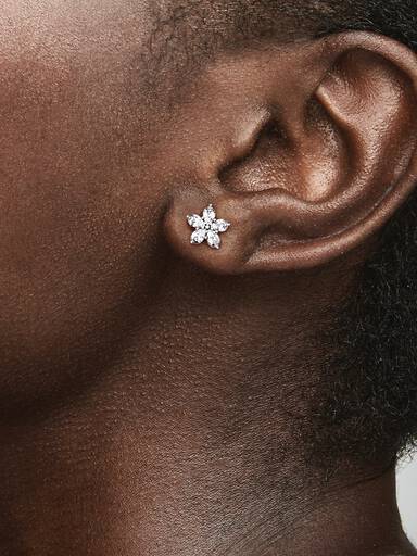 Aretes de botón con diseño de flor reluciente