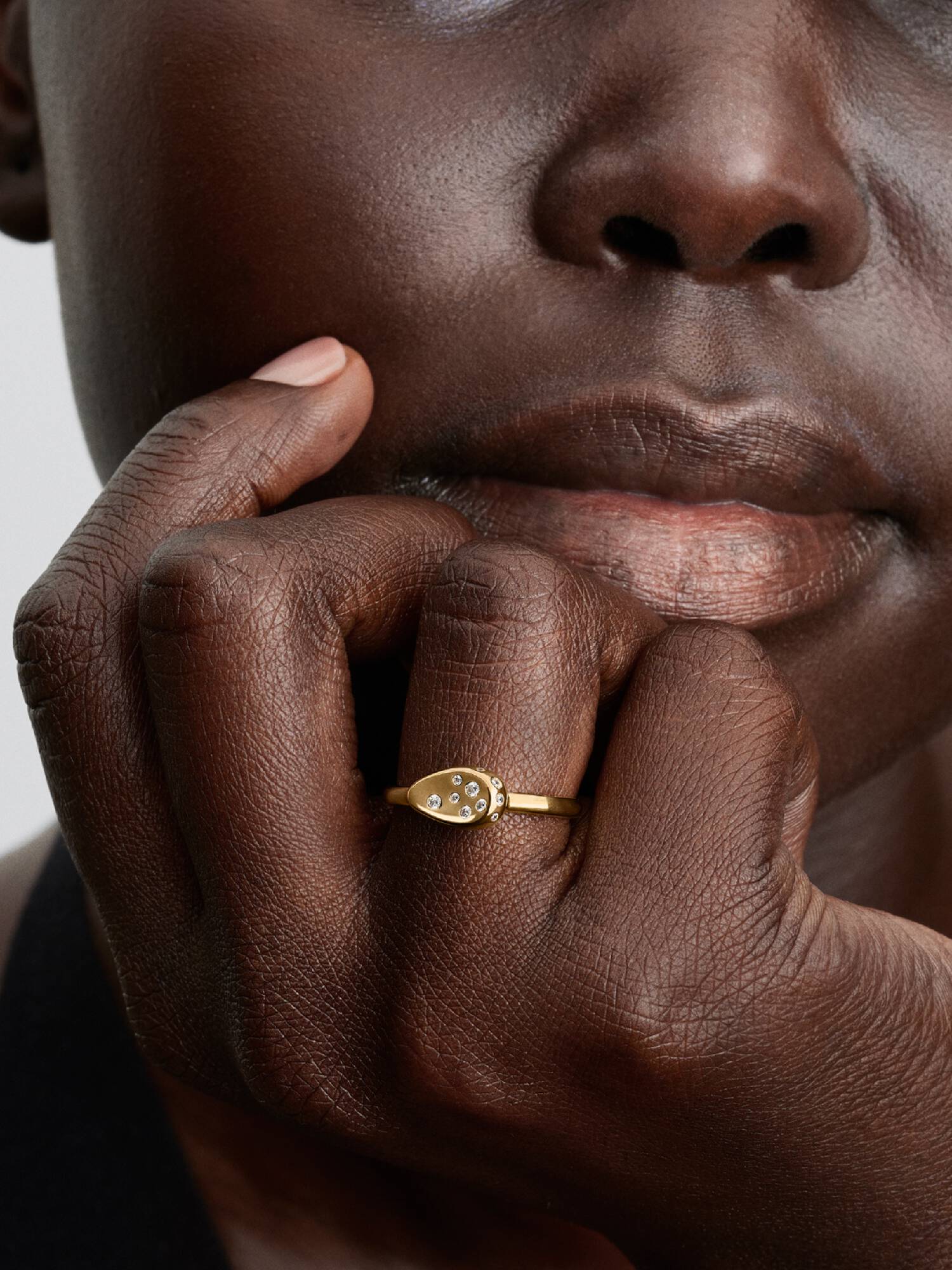 Anillo Sello Ovalado Mediano Engastado con Piedras