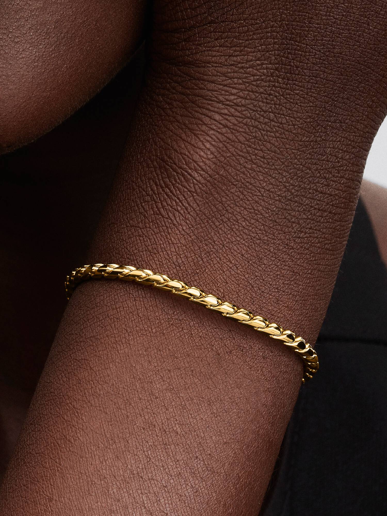 Brazalete de cadena trenzada con broche redondo