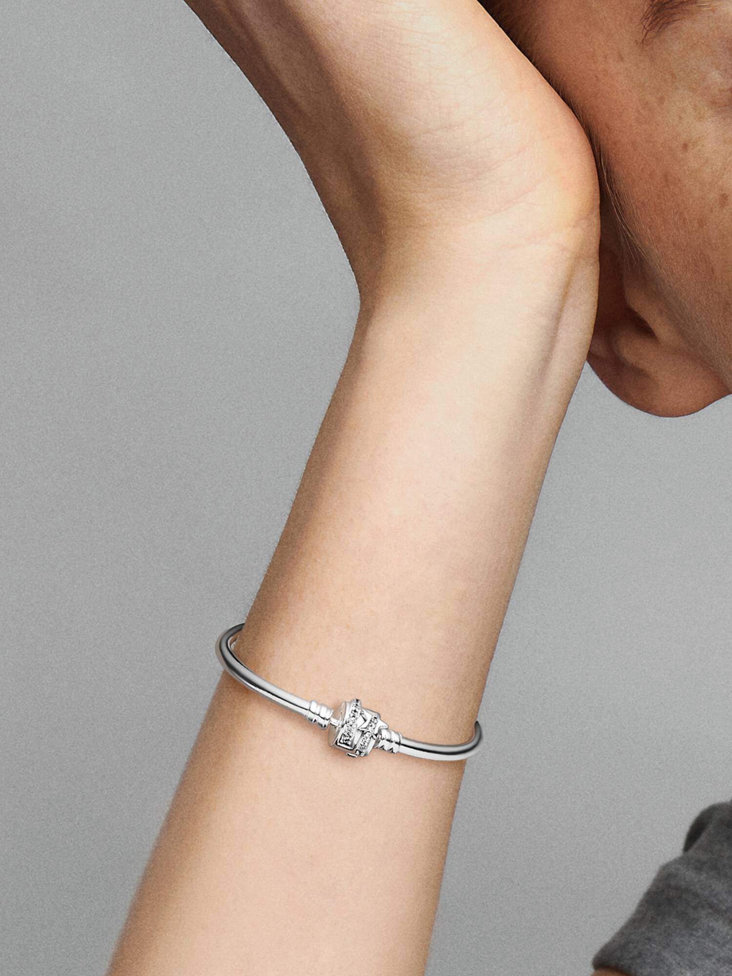 Brazalete rígido de edición limitada con broche de brillante Estrella fugaz de Pandora Moments