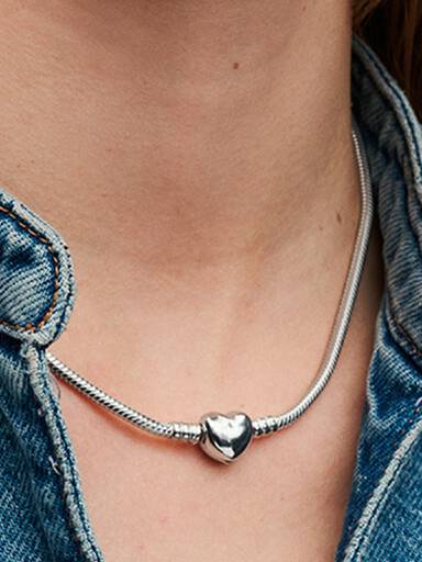 Collar cadena de serpiente con broche de corazón