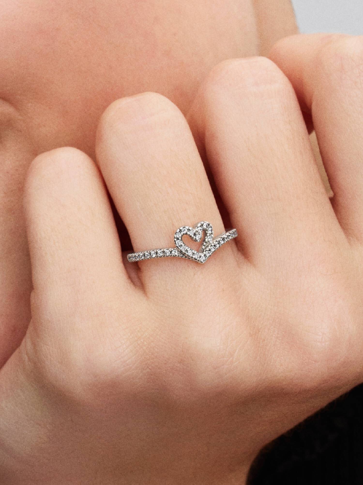 Anillo Hueso de los deseos con corazón reluciente