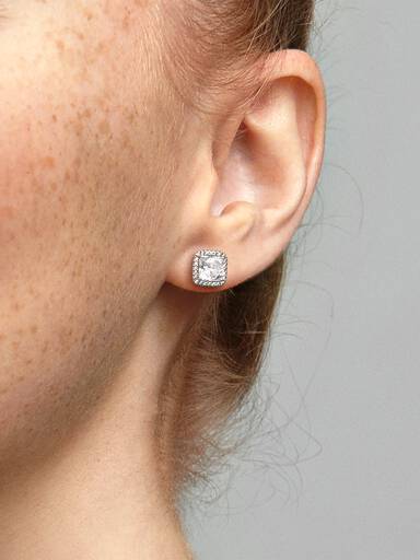 Aretes de botón cuadrados con halo brillante