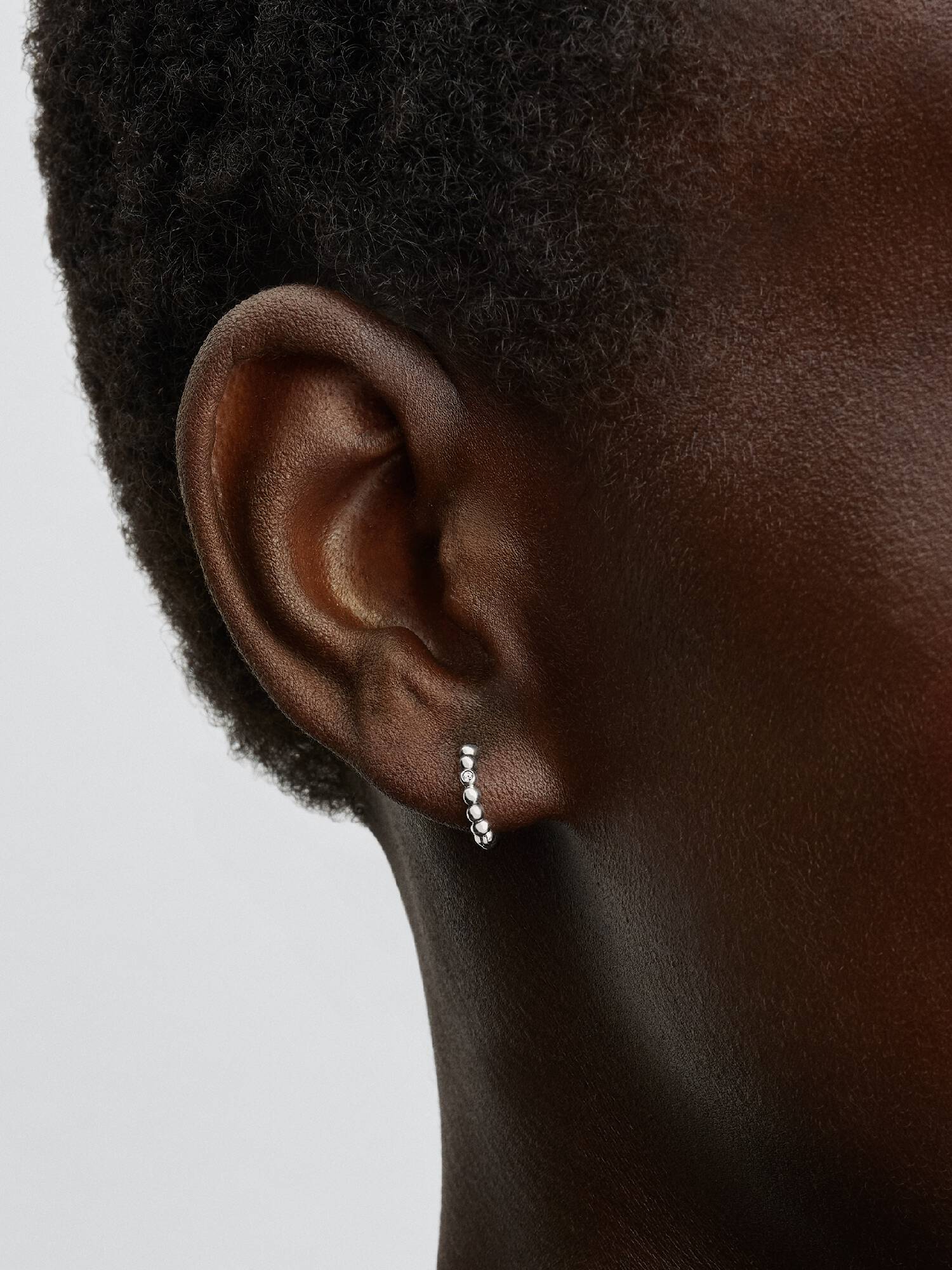 Aretes Huggie con cuentas