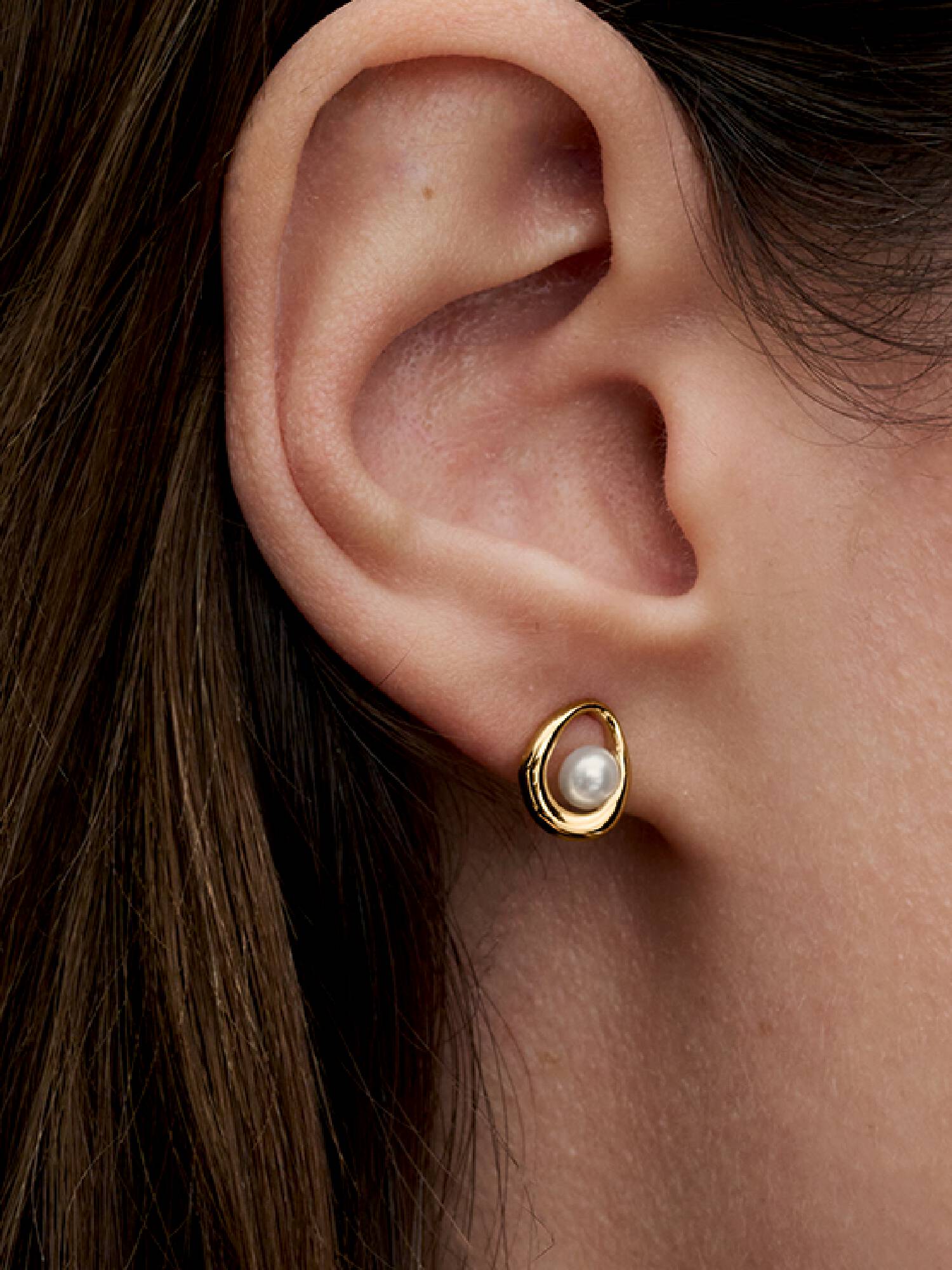 Aretes de botón Óvalo con forma orgánica y perlas cultivadas de agua dulce tratada