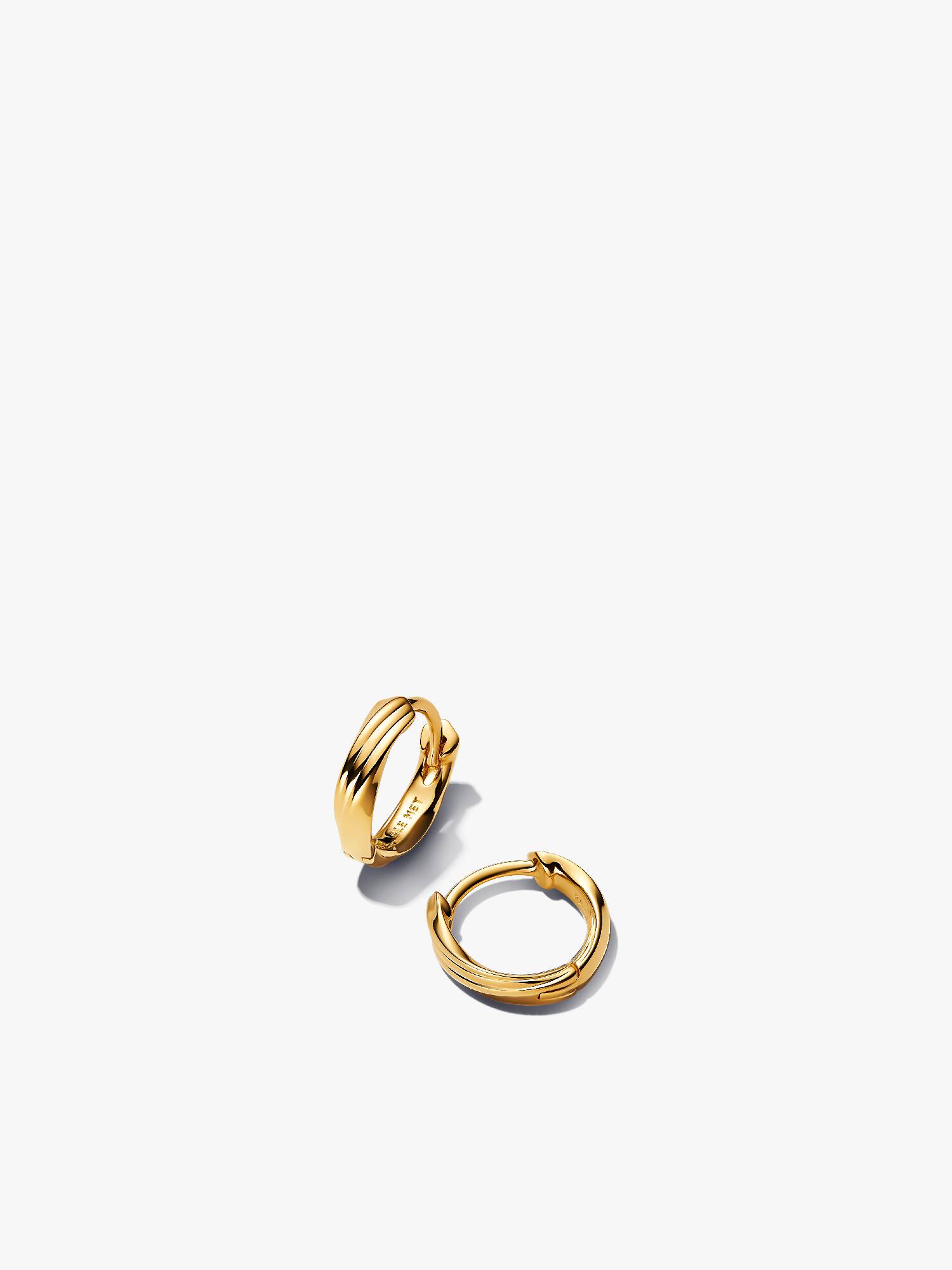 Aretes Huggie trenzados