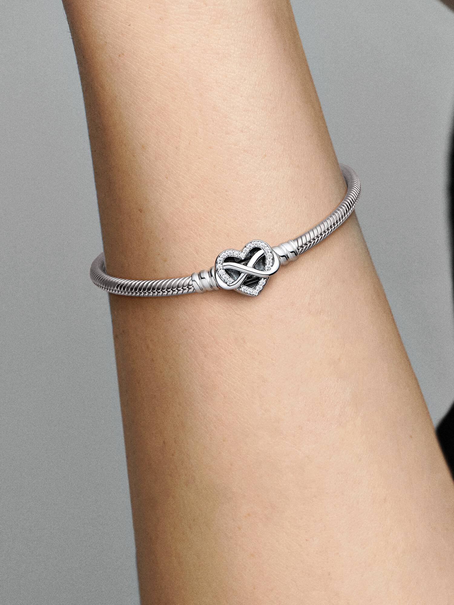 Brazalete cadena de serpiente con broche Corazón infinito centelleante