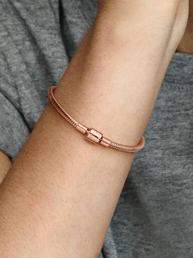Brazalete cadena de serpiente Pandora Moments con broche de barril