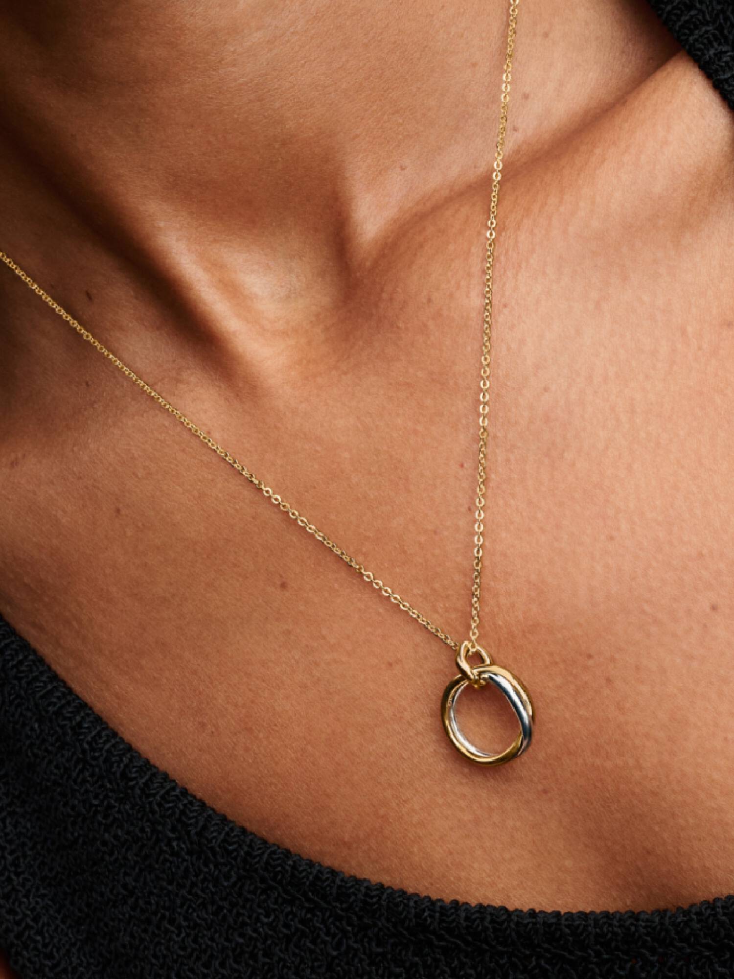 Collar con colgante de dos tonos con forma orgánica