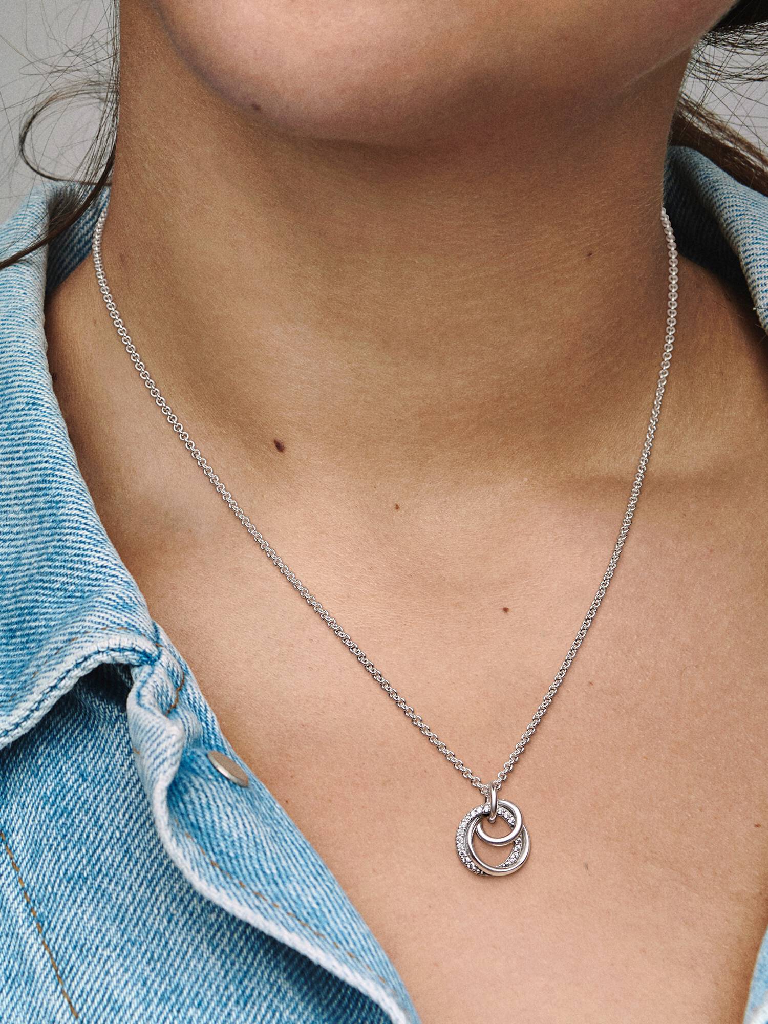 Collar con pendiente Círculos entrelazados Familia por siempre