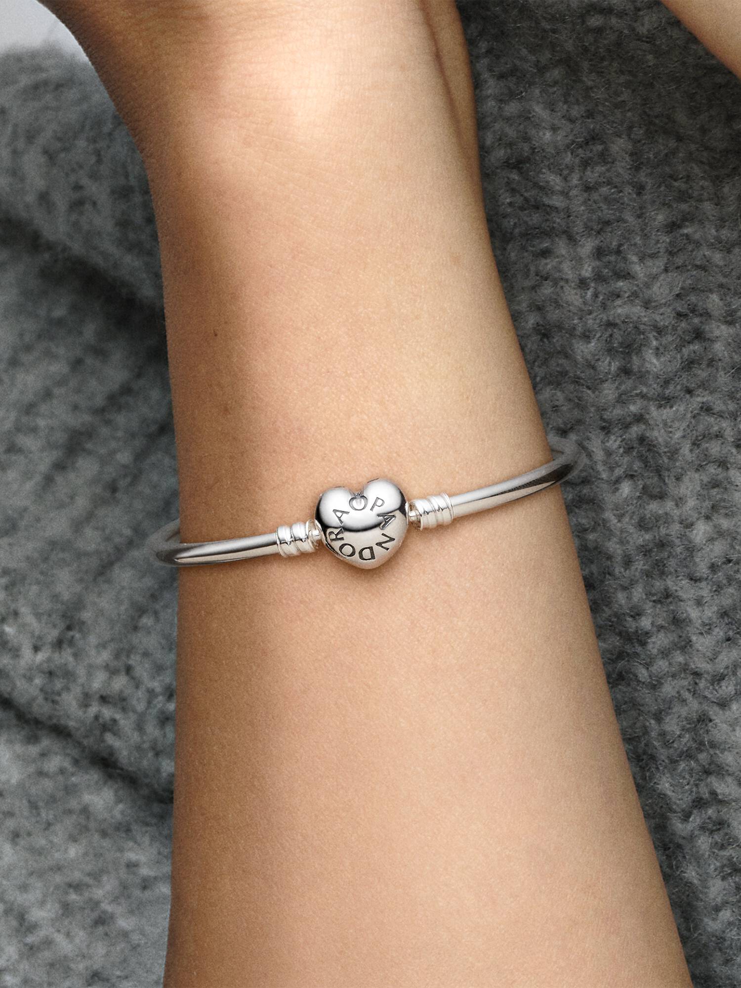 Brazalete rígido con broche corazón con logo