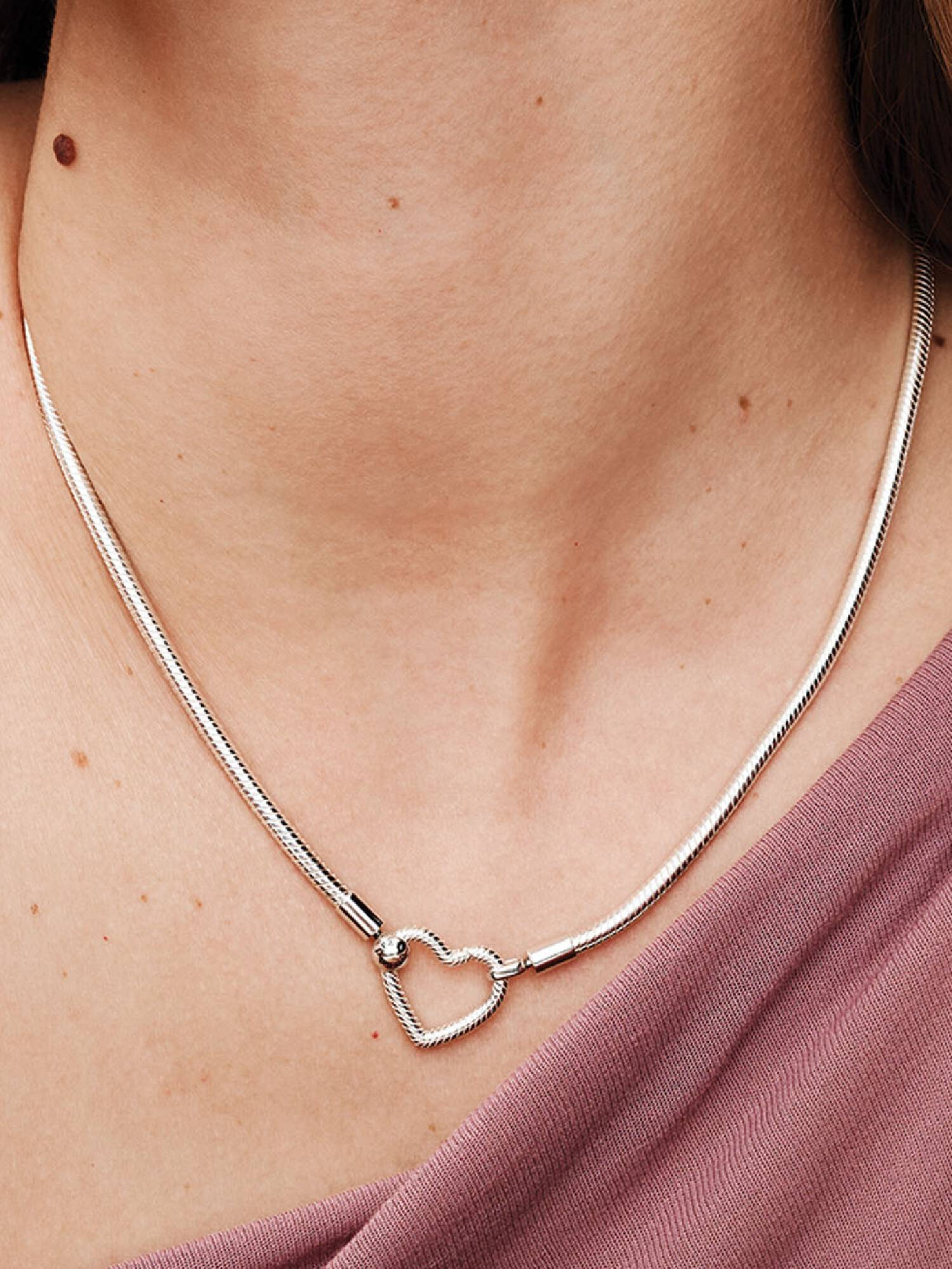 Collar Cadena de Serpiente con Cierre de Corazón