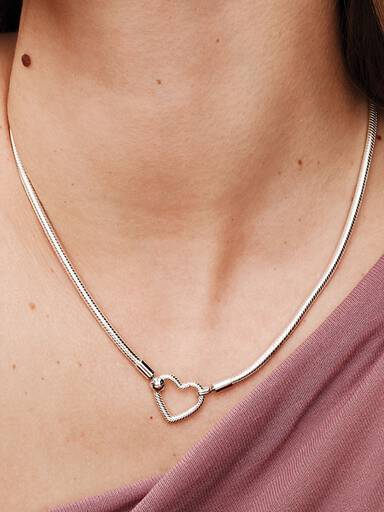 Collar Cadena de Serpiente con Cierre de Corazón