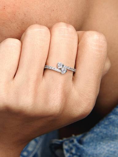 Anillo de dos corazones brillantes