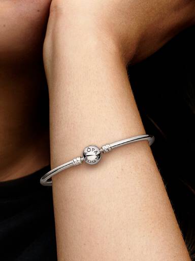 Brazalete rígido con broche de logo