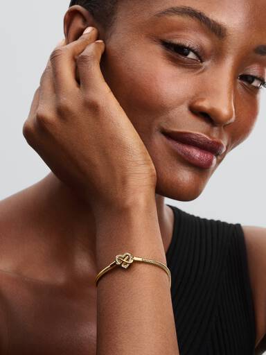 Brazalete de Cadena de Serpiente con Cierre de Corazón Infinito Brillante