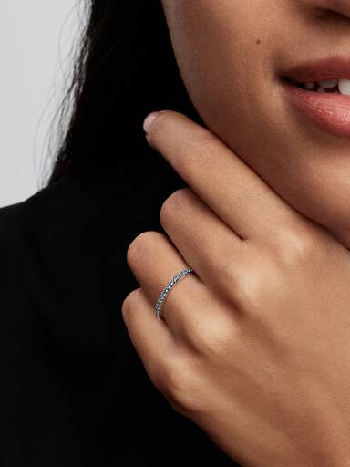 Anillo Eternidad Media Banda Aguamarina Resplandeciente