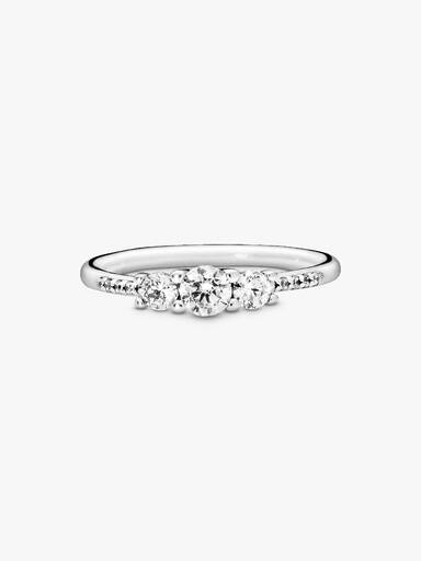 Anillo con tres piedras transparentes