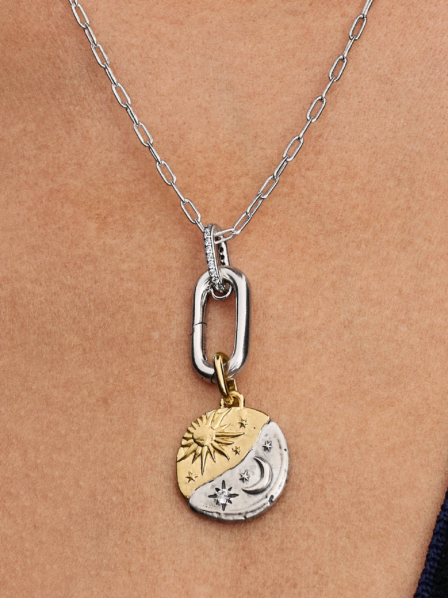 Charm Medallón Sol y Luna