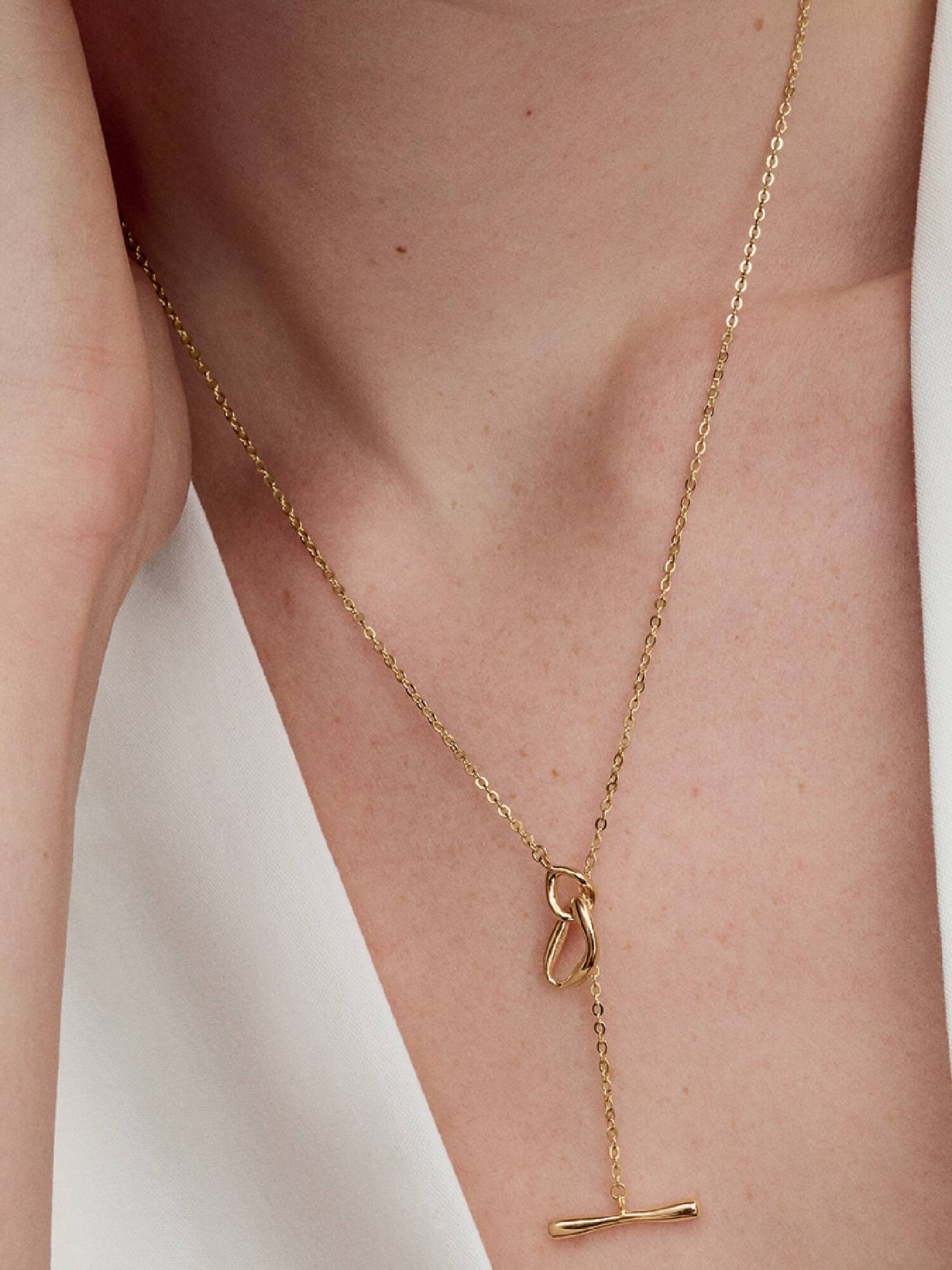 Collar de círculos de forma orgánica con barra en T