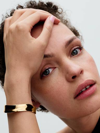Brazalete rígido abierto ancho con forma orgánica