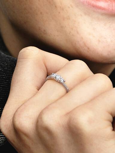 Anillo con tres piedras transparentes