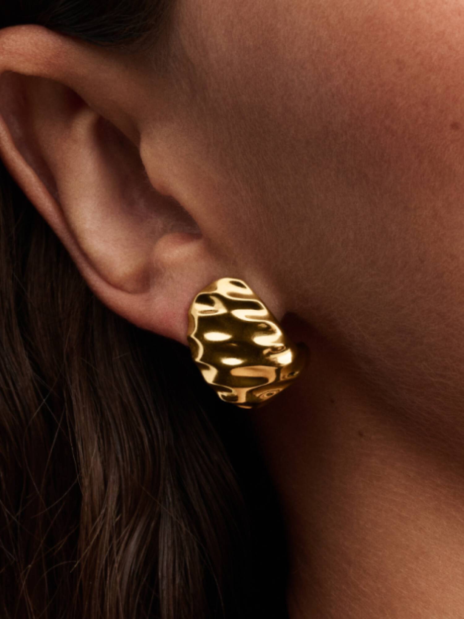 Aretes de aro anchos ondulados