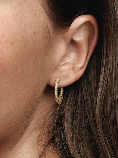 Aretes de aro con logo y pavé de Pandora Signature