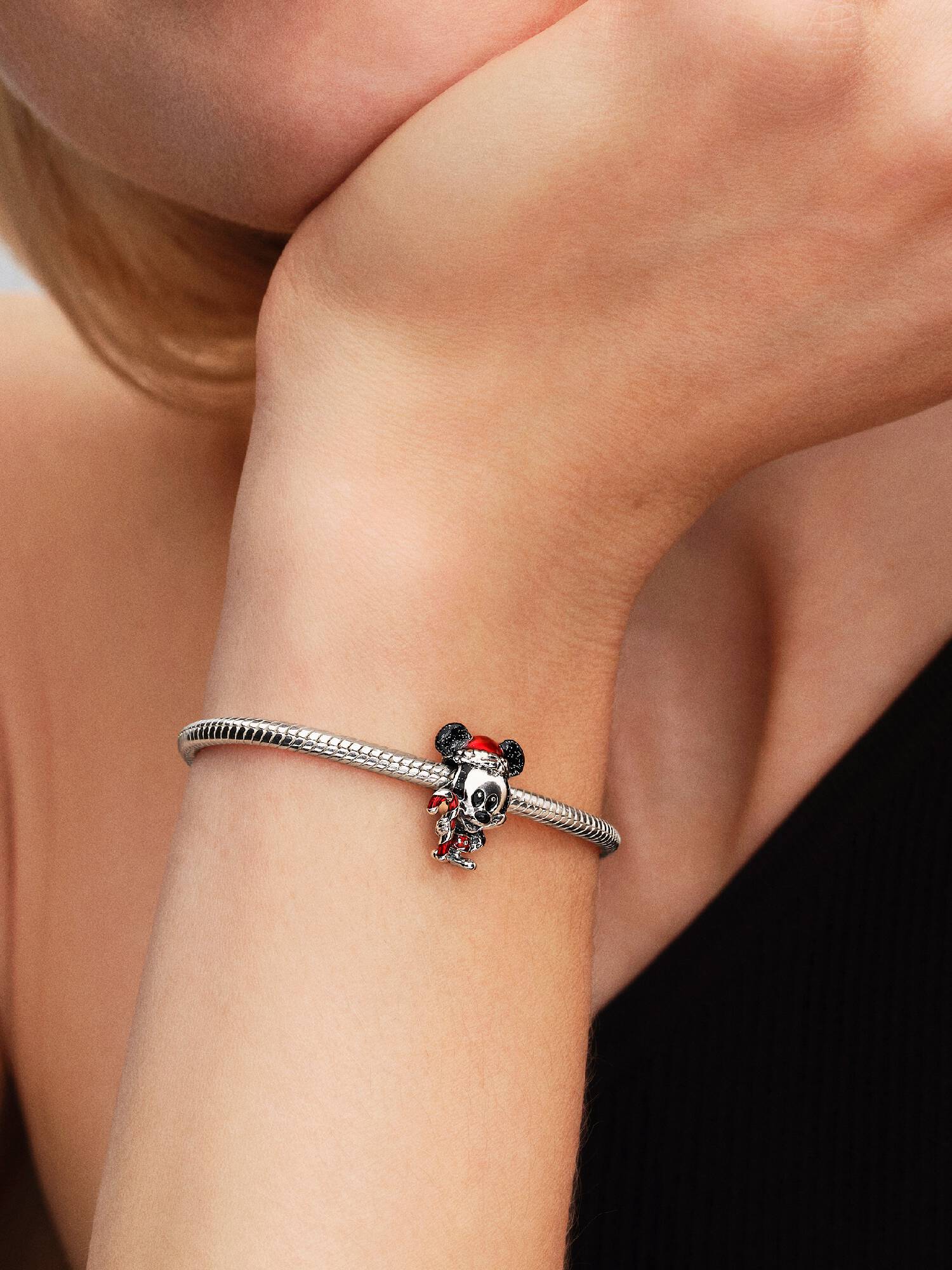 Charm atuendo de Mickey Mouse de Disney