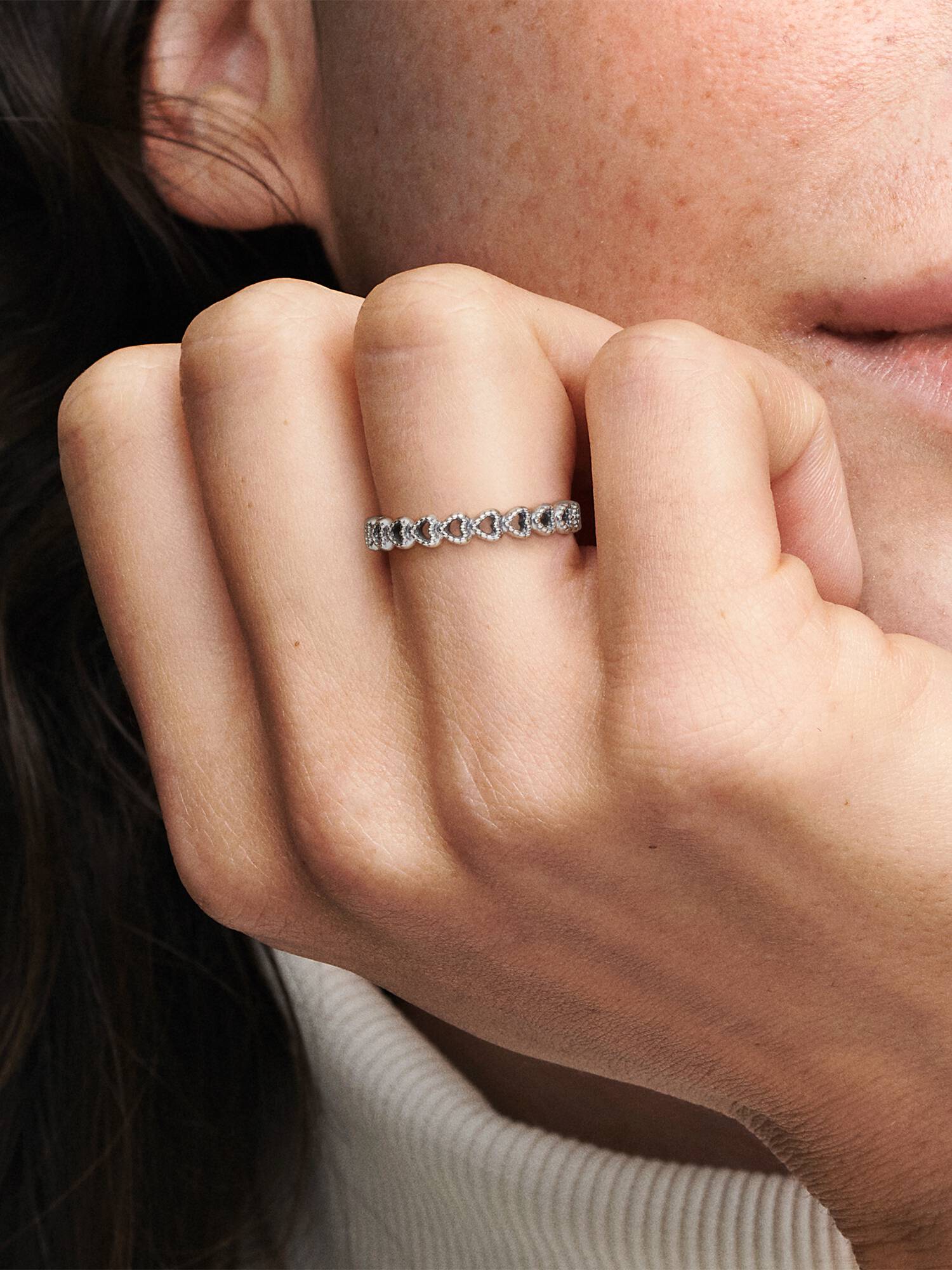 Anillo Banda de corazones