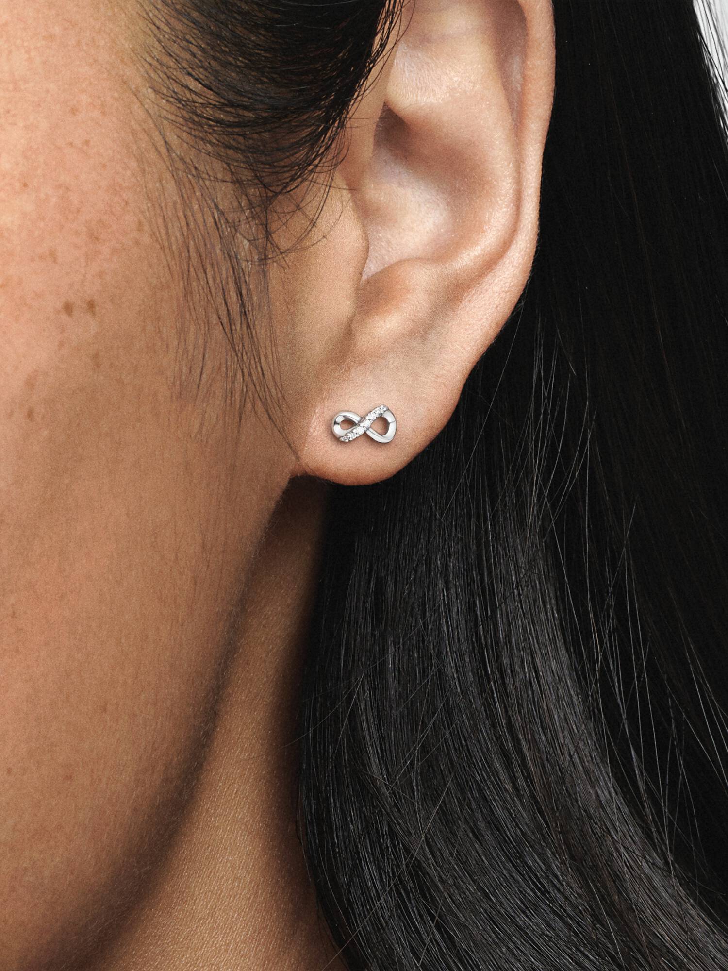 Aretes de botón infinito reluciente