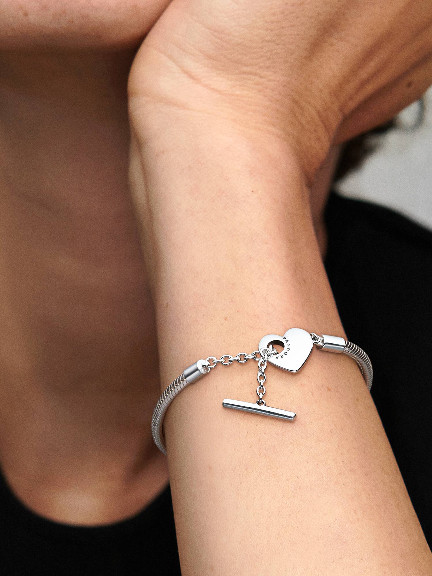Brazalete con cadena tipo serpiente y barra en forma de corazón