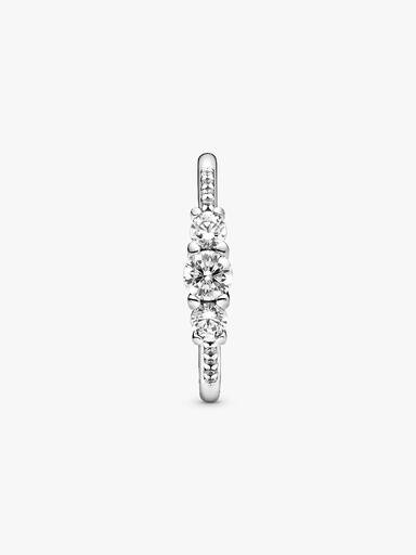 Anillo con tres piedras transparentes