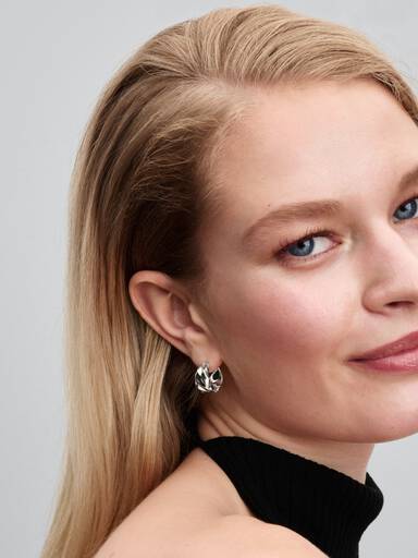 Aretes de aro ondulados pequeños
