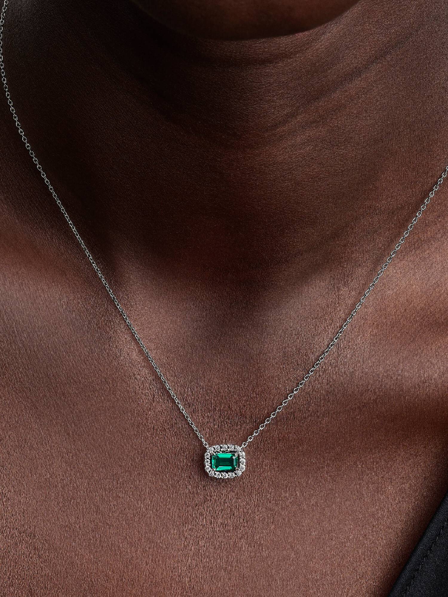 Collar con pendiente Halo verde brillante rectangular