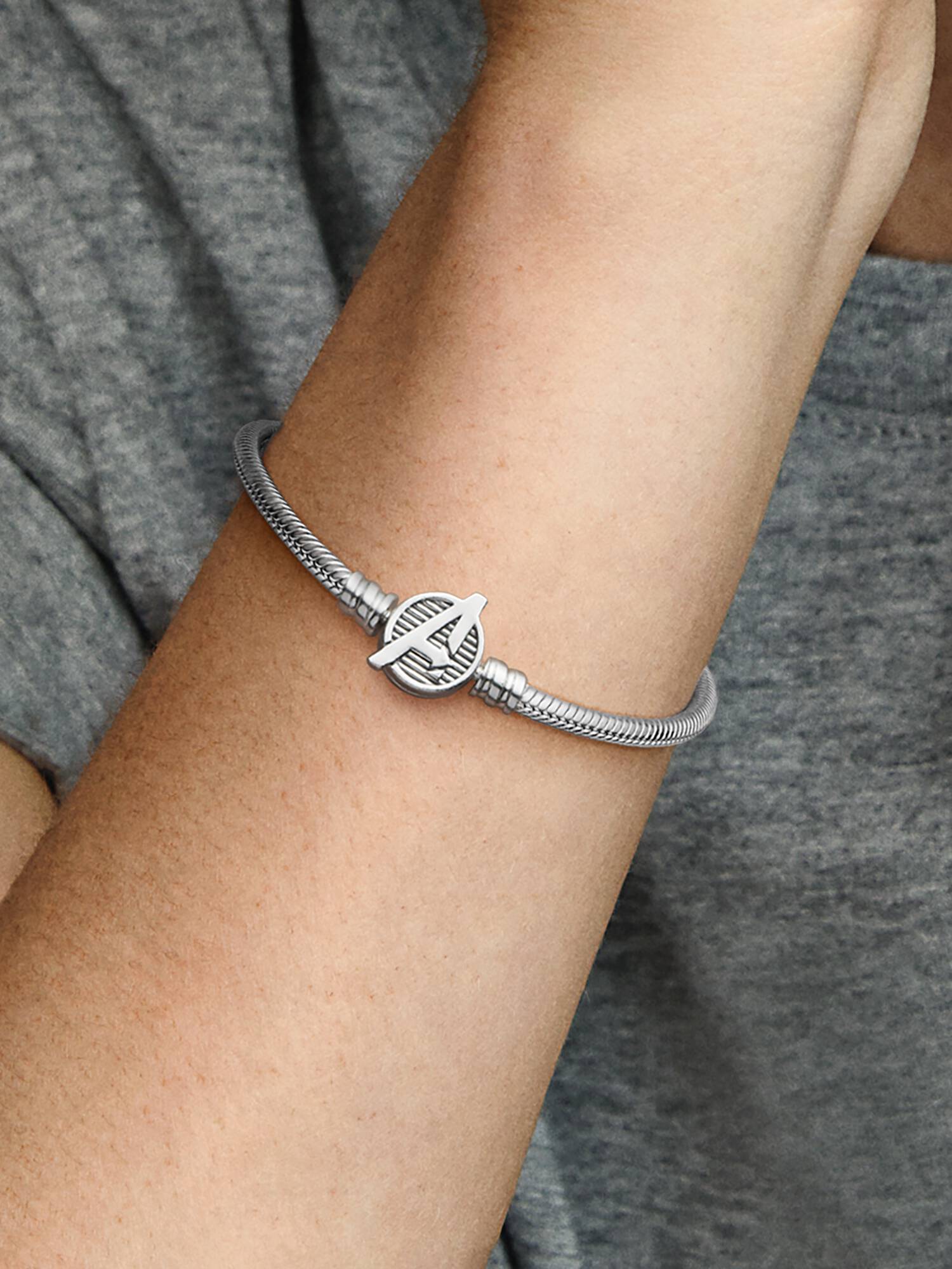 Brazalete Pandora Moments cadena de serpiente con broche con logotipo de The Avengers de Marvel