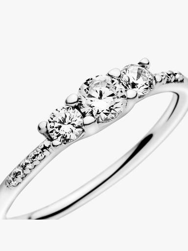 Anillo con tres piedras transparentes