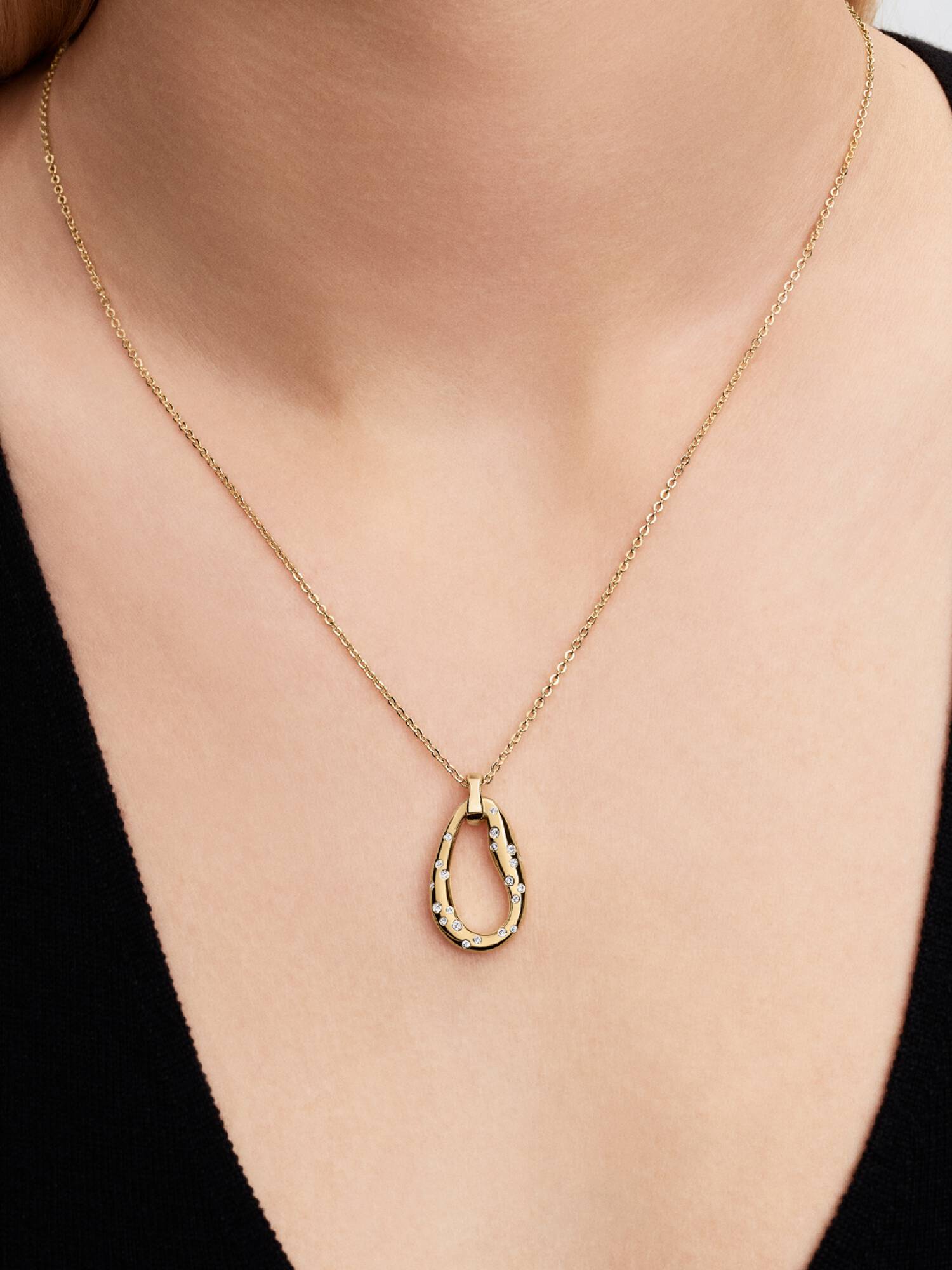 Collar con Colgante de Forma Orgánica Engastado con Piedras