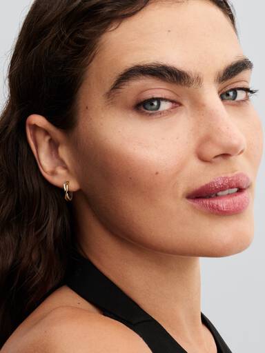 Aretes de aro abiertos de dos tonos con forma orgánica