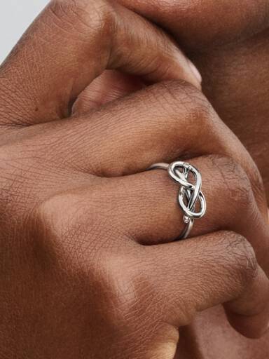 Anillo Nudo Infinito Plateado